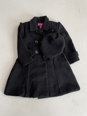 Abrigo negro con sombrero