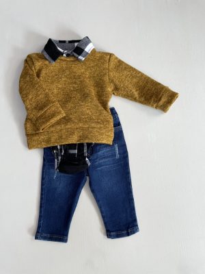 Suéter mostaza con camisa de cuadros