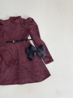 Vestido tinto con moño negro