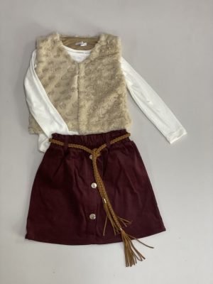 Conjunto de falda tinto con blusa beige