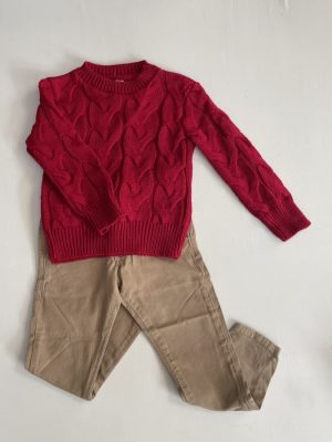 Suéter rojo con pantalón café