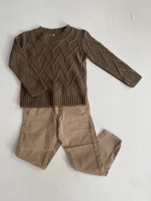 Suéter café con pantalón