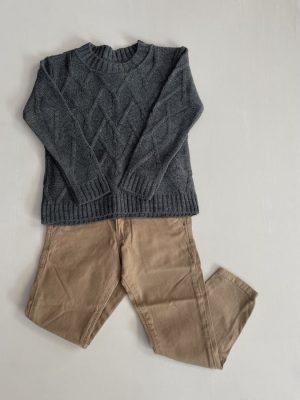 53-Suéter gris con pantalón café