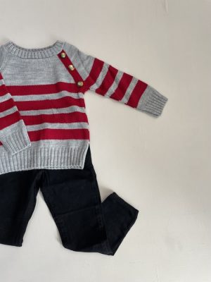 Suéter gris con pantalón oscuro