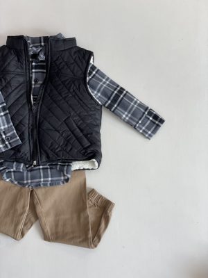 61-Chaleco negro con camisa de cuadros