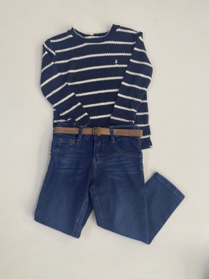 Camiseta azul con pantalón de mezclilla