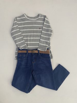 Camiseta gris con pantalón