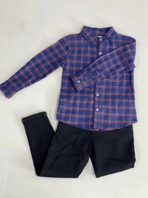 Camisa de cuadros con pantalón oscuro