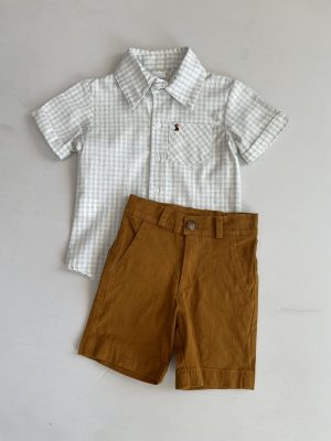1007. Conjunto de camisa gris con short mostaza