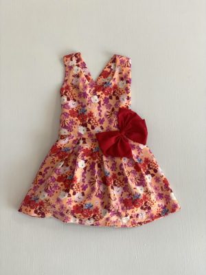 3195. Vestido naranja con moño rojo de lado