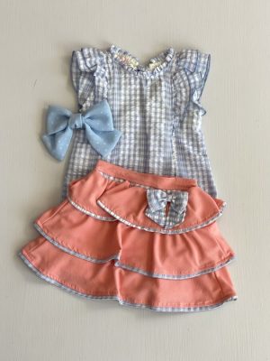 3229. Conjunto de falda salmon con tres olanes y blusa azul a cuadros