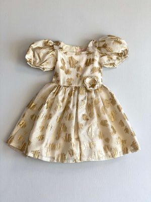 3262. Vestido dorado de brocado con manga de globo