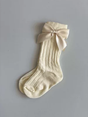 6121. Calcetas beige lisas con moño de liston