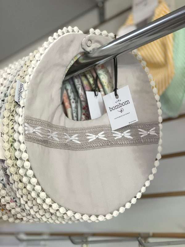 6184. Babero gris con detalle de encaje