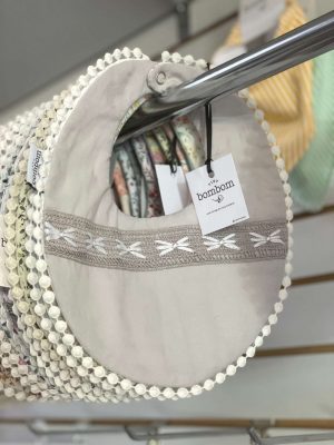 6184. Babero gris con detalle de encaje