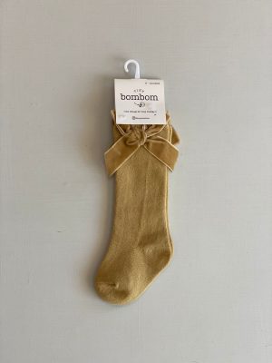 6330. Calcetas Tiny Bombom beige de liston en terciopelo