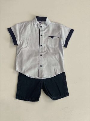 940. Conjunto dos piezas de camisa azul claro