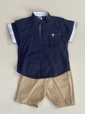 963. Conjunto de camisa azul marina y short beige
