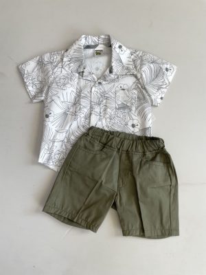 968. Conjunto de short verde y camisa blanca