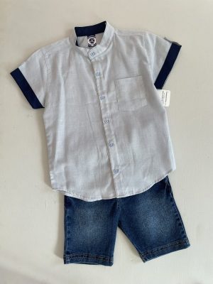 999. Conjunto de camisa azul con short de mezclilla