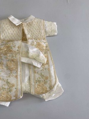 643. Ropon ivory de estola completamente bordada en detalles azules