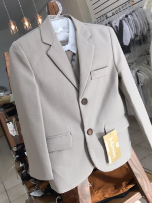 675. Traje formal cinco piezas color arena