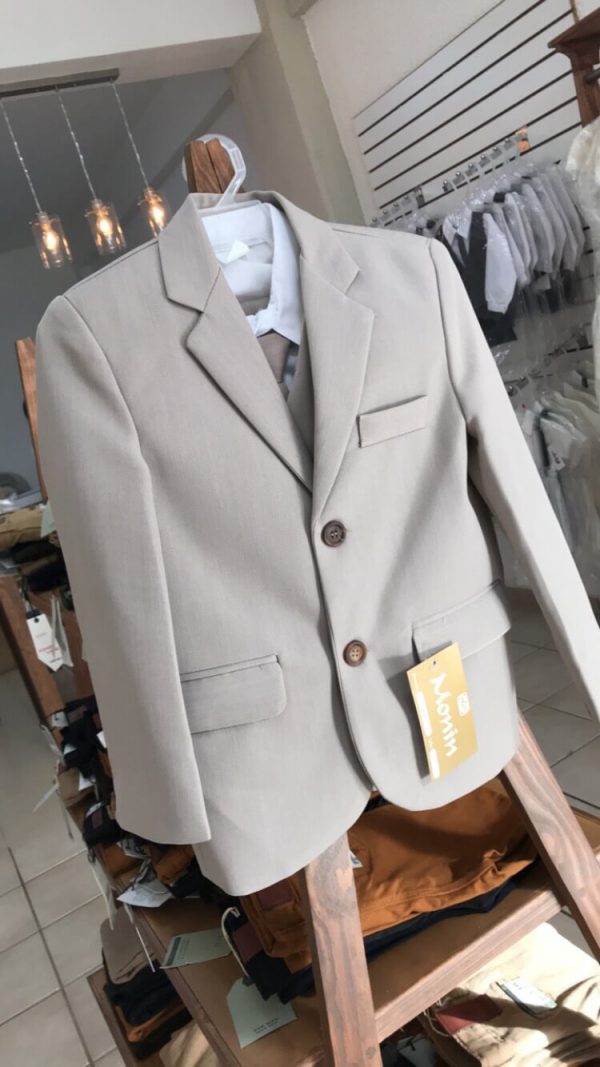 675. Traje formal cinco piezas color arena