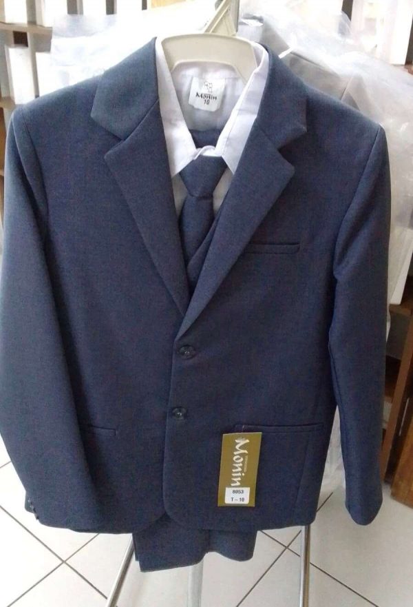 680. Traje formal de cinco piezas en gris oscuro