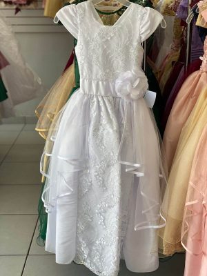 8077. Vestido blanco en olanes
