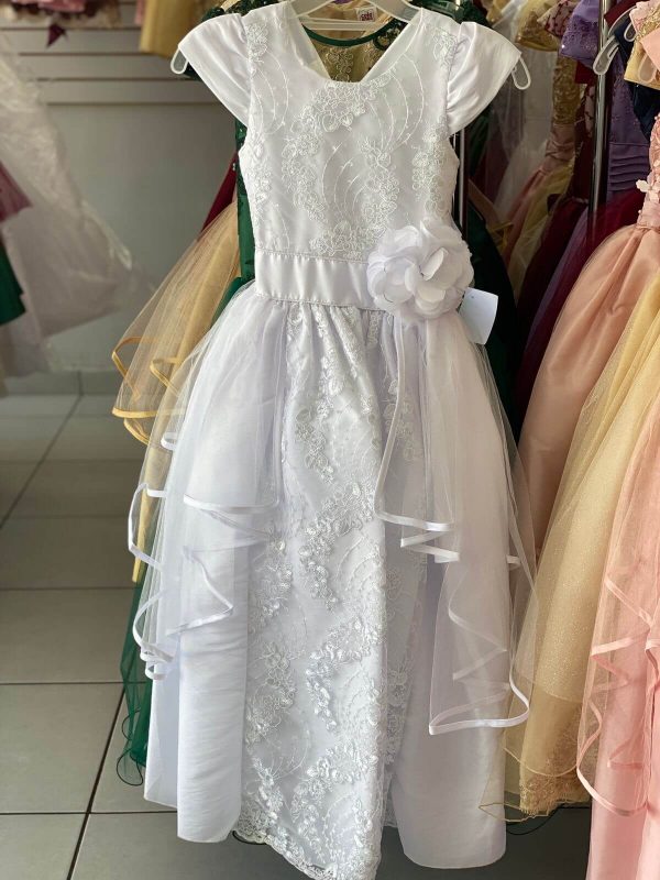 8077. Vestido blanco en olanes