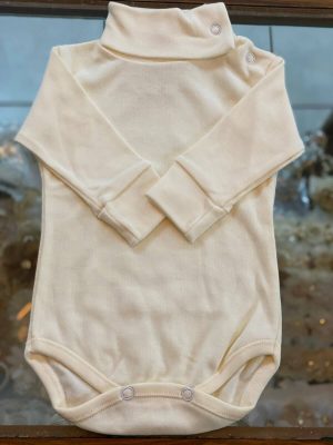 9009. Pañalero beige de cuello de tortuga