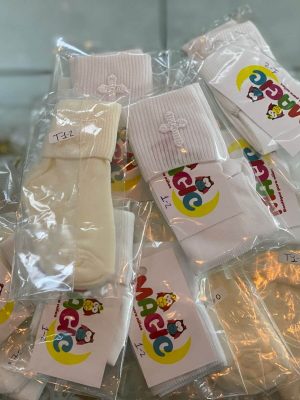 9014. Calcetas beige y blancas para niño