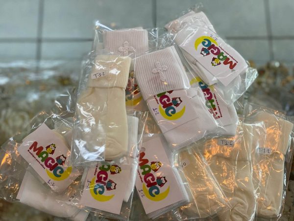 9014. Calcetas beige y blancas para niño