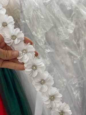 9032. Corona de flores pequeñas blanca con brillantitos