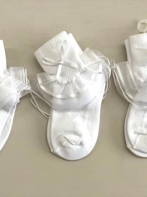 9044. Calcetas de niña en blanco