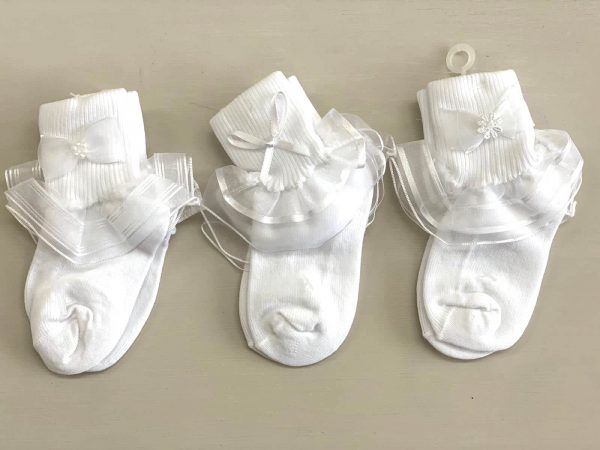 9044. Calcetas de niña en blanco