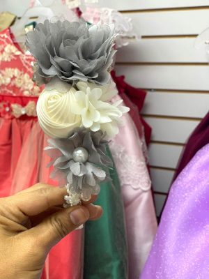 9093. Corona de perlas con flores en gris