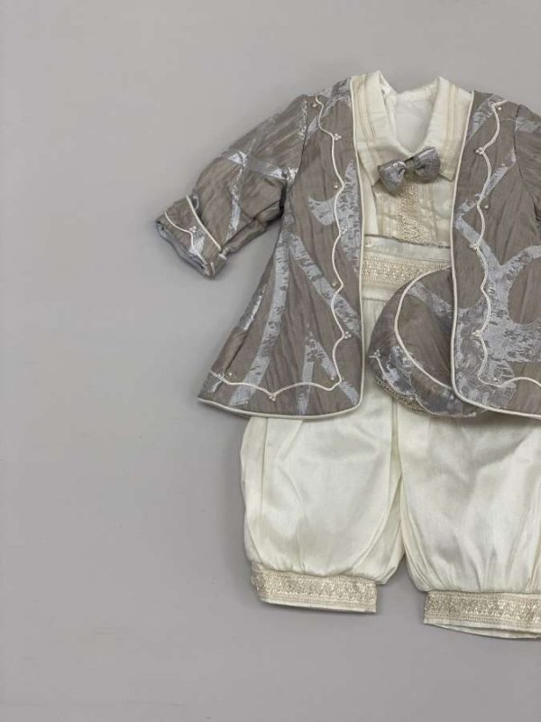 606. Ropon de principe con detalles en plata