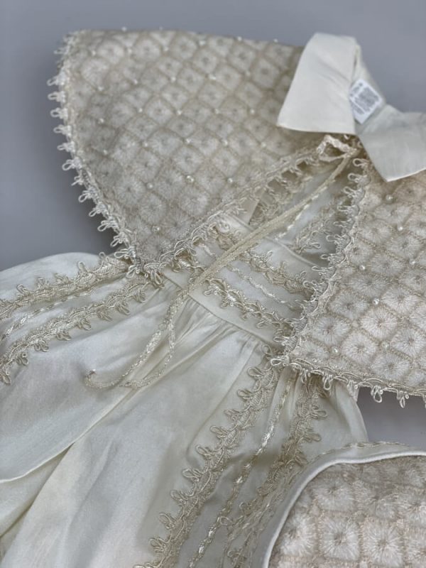614. Ropon de capa con detalles en perlas