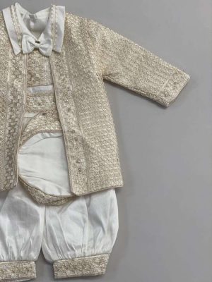 647. Ropon ivory de principe clasico con saco bordado