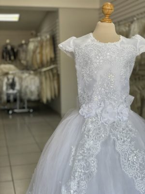 8001. Vestido blanco con detalle en encaje y flores