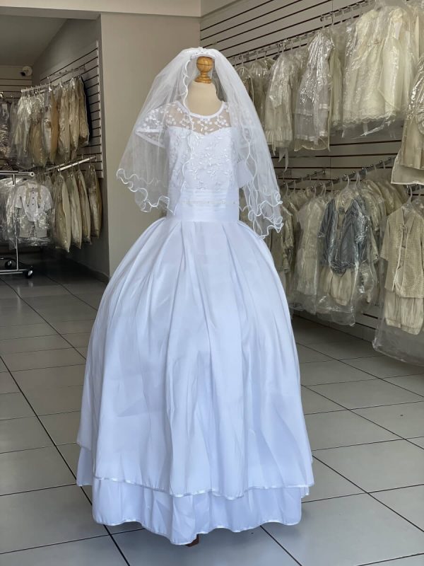 8003. Vestido con detalles en encaje y velo