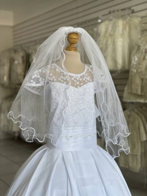 8003. Vestido con detalles en encaje y velo