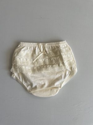 9004. Calzoncito beige con olanes