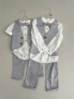 663. Conjunto cuatro piezas de chaleco azul