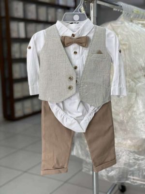 673. Conjunto cuatro piezas de chaleco y moño beige