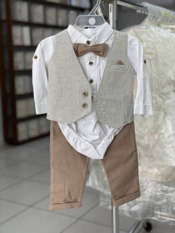 673. Conjunto cuatro piezas de chaleco y moño beige