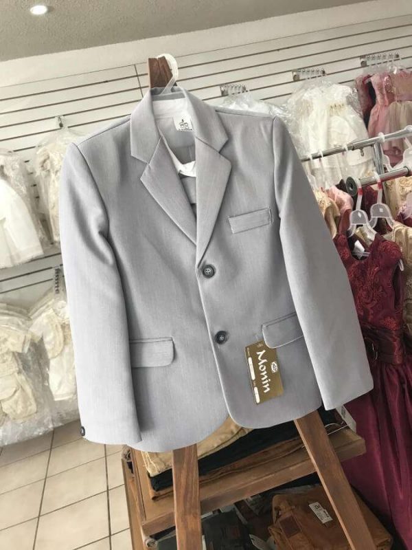 677. Traje formal cinco piezas en color gris claro