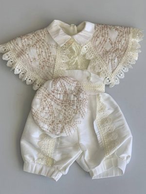 700. Ropon ivory con capa y boina bordada