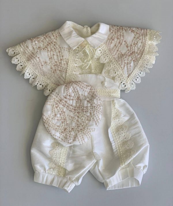 700. Ropon ivory con capa y boina bordada